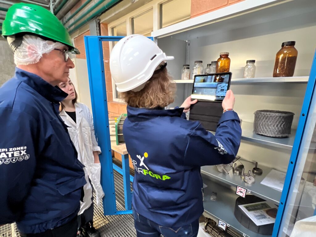 Delphine utilisant une tablette ATEX dans le hall pour voir l'intérieur des objets de nos vitrines pédagogiques en réalité augmentée