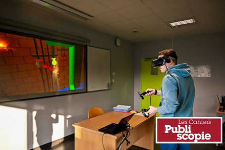 Un de nos alternants utilisant un scénario en réalité virtuelle pour découvrir notre hall d'essai en s'immergeant dans le jumeau numérique de celui-ci