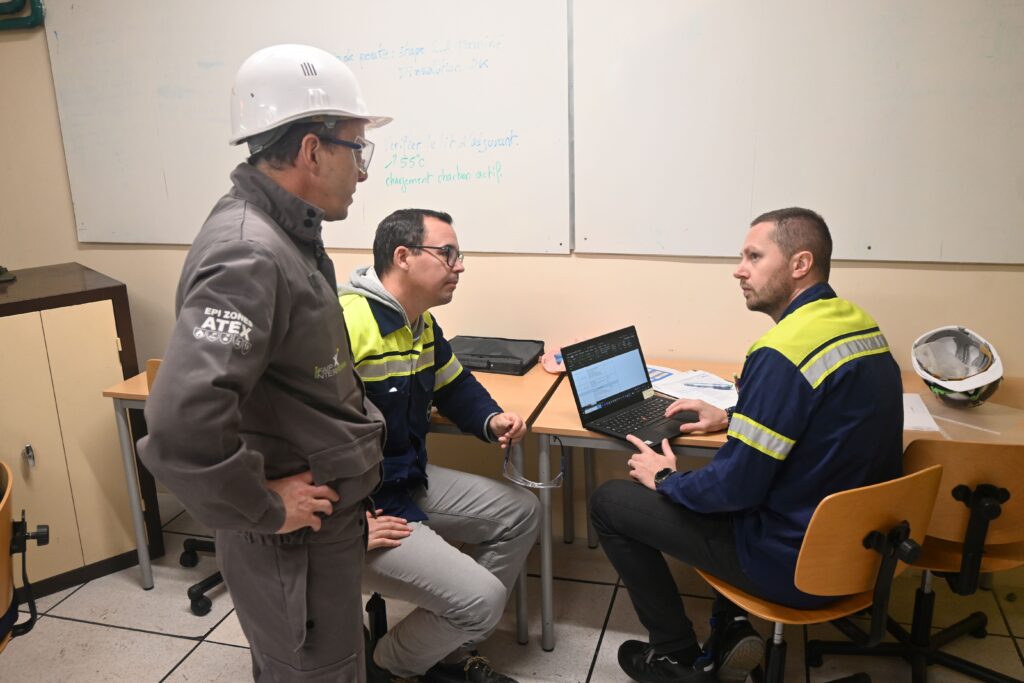 Opérateurs de Bayer en formation pour devenir technicien d'exploitation