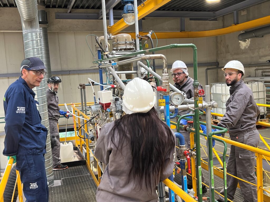 Nos alternants BTS Pilotage de Procédés de 2ème année lors de leurs travaux pratiques d'une semaine dans le hall d'essai sous la supervision de nos formateurs