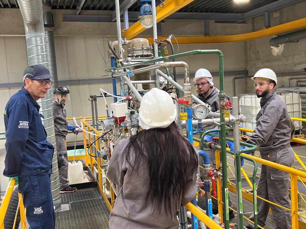 Nos alternants BTS Pilotage de Procédés 2ème année lors de leur semaine de mise en situation dans le hall d'essai sous la supervision de nos formateurs.